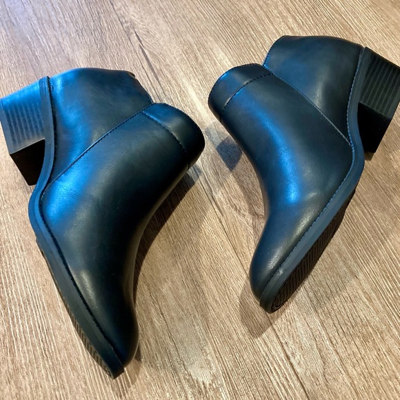NWOT Classic Black Ankle Boots SZ 10 - Picture 9 of 16